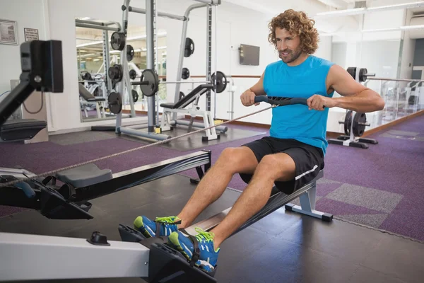 Uomo che utilizza banda di resistenza in palestra — Foto Stock