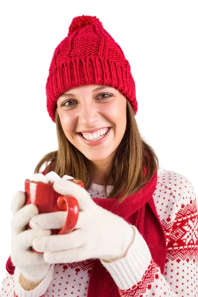 Młoda kobieta korzystających z jej gorącej kawy w zimie — Zdjęcie stockowe