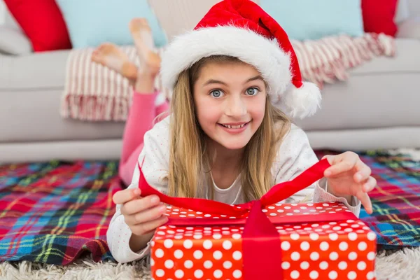 Niña festiva abriendo un regalo —  Fotos de Stock