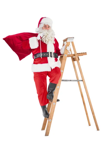 Weihnachtsmann erklimmt eine Leiter — Stockfoto