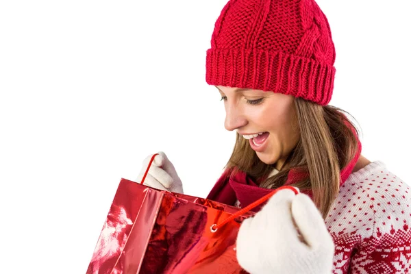 Geschokt santa vrouw op zoek naar boodschappentas — Stockfoto