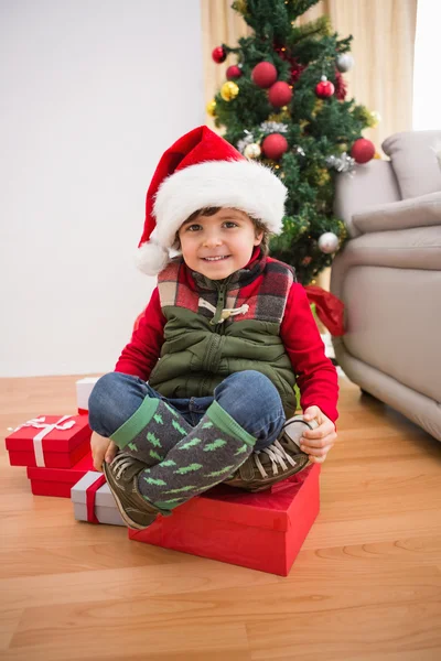 Lindo niño festivo sonriendo a la cámara — Foto de Stock