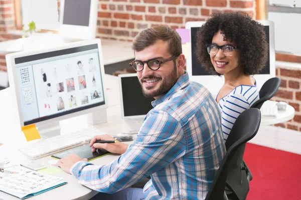 Fotoredakteure mit Digitalisierer im Büro — Stockfoto