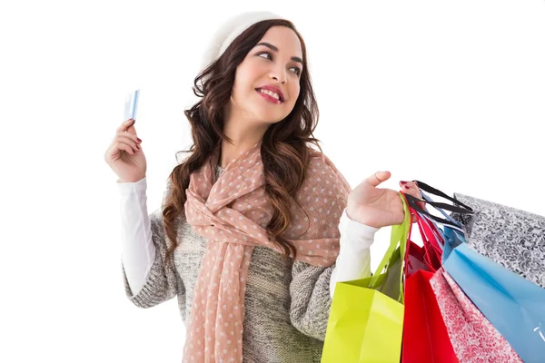 Beleza morena segurando cartão de crédito e sacos de compras — Fotografia de Stock