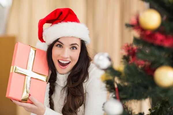 Morena sorprendida sosteniendo un regalo — Foto de Stock