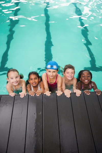 Graziosa classe di nuoto ascoltando allenatore — Foto Stock