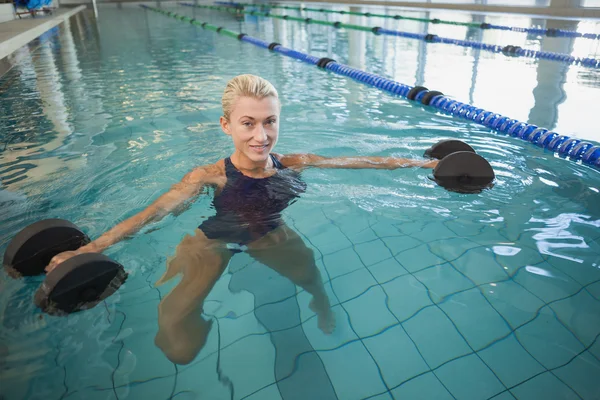 Feminino nadador trabalhando com halteres de espuma — Fotografia de Stock