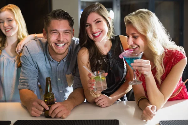 Amigos felices tomando una copa juntos — Foto de Stock