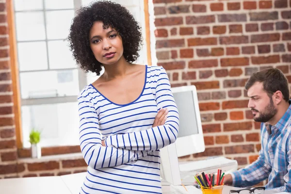 Femme d'affaires souriante debout dans le bureau — Photo