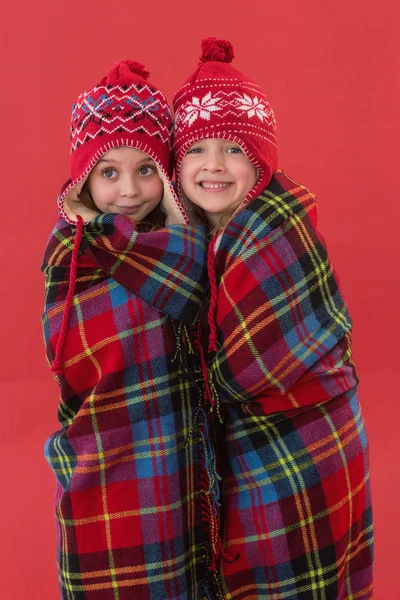 Meninas pequenas festivas sob um cobertor — Fotografia de Stock