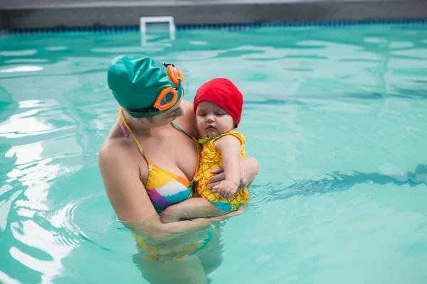 Madre e bambino in piscina — Foto Stock