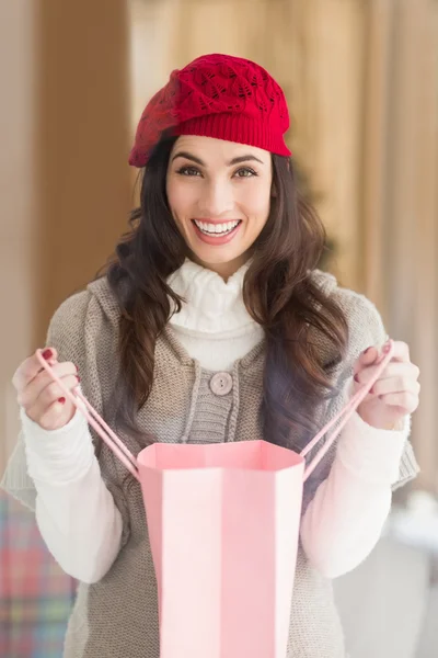 Gelukkig brunette openen geschenk tas — Stockfoto