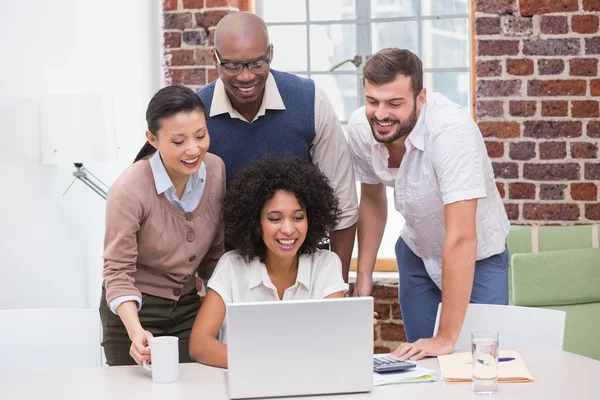 Equipe de negócios criativa usando laptop — Fotografia de Stock