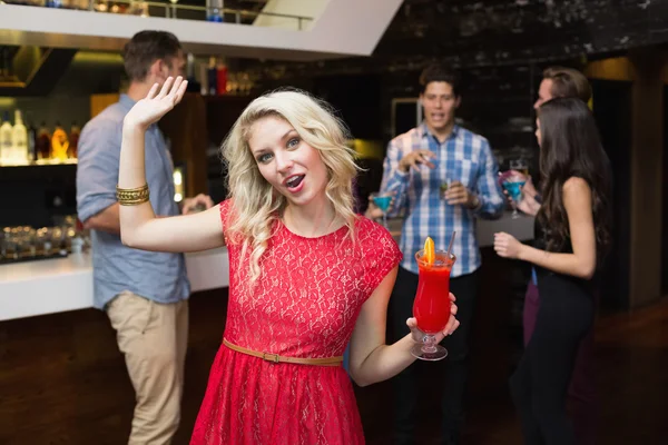 Красивая блондинка пьет коктейль — стоковое фото