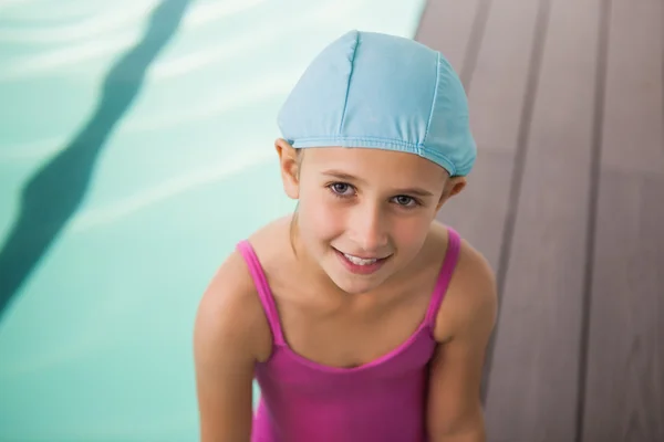 Linda niña sonriendo junto a la piscina — Foto de Stock