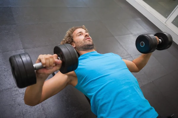 Hombre haciendo ejercicio con pesas en el gimnasio —  Fotos de Stock