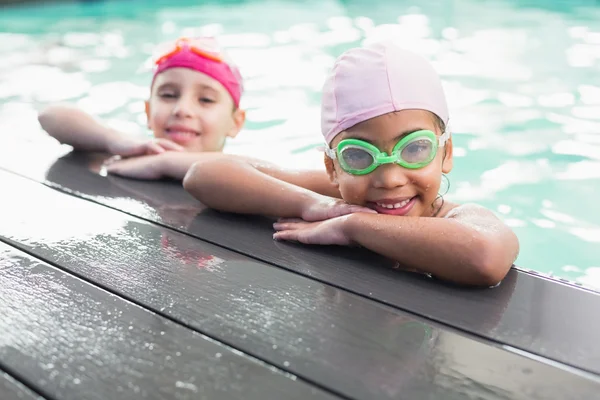 Schattige kleine meisjes in het zwembad — Stockfoto