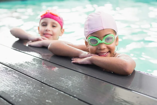 Niñas lindas en la piscina — Foto de Stock