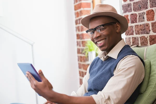 Glimlachende man met digitale tablet — Stockfoto