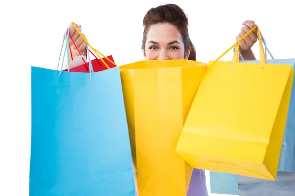 Morena feliz abriendo bolsas de compras —  Fotos de Stock