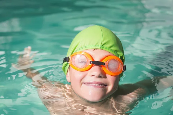 Lindo niño nadando en la piscina — Foto de Stock