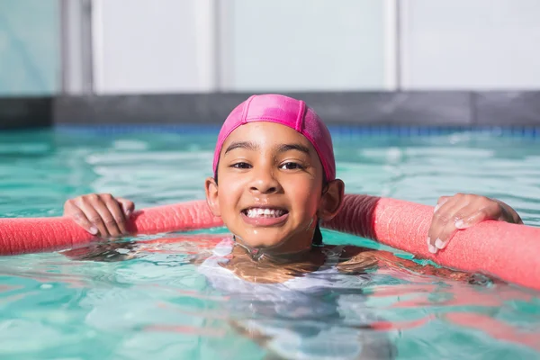 Lindo niño nadando en la piscina — Foto de Stock