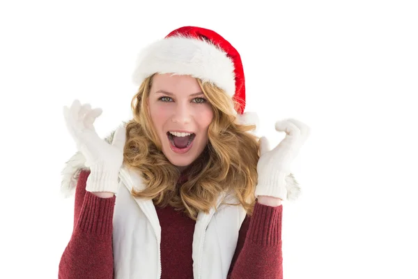 Blonde Frau mit Weihnachtsmann-Hut schreit in die Kamera — Stockfoto