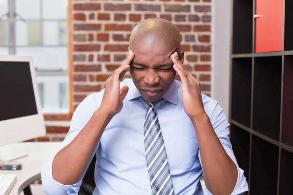 Empresario con dolor de cabeza severo en la oficina — Foto de Stock