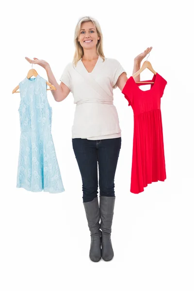 Vrij winkelen blonde kiezen een jurk — Stockfoto