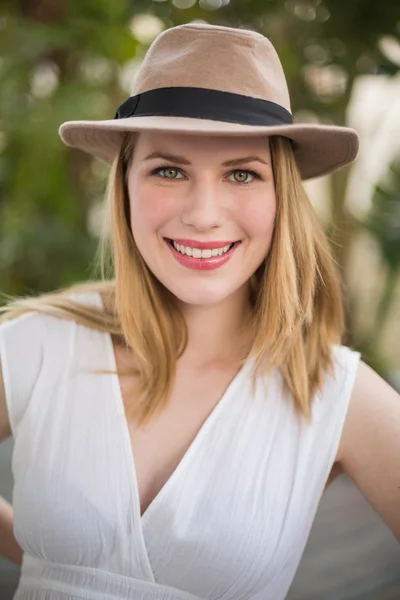 Şapka giyen bir gülümseyen sarışın kadın portresi — Stok fotoğraf