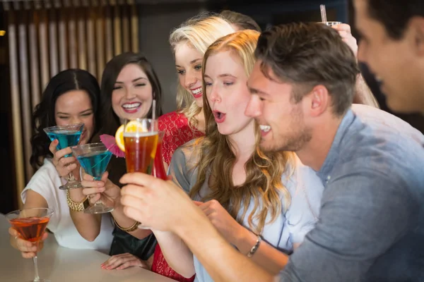 Young friends having a drink together — Stock Photo, Image