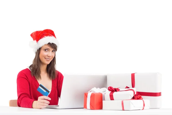 Feestelijke brunette online winkelen met laptop — Stockfoto