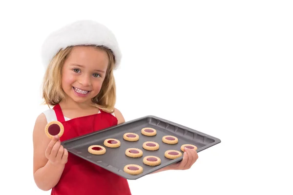 Niña festiva sosteniendo galletas frescas — Foto de Stock