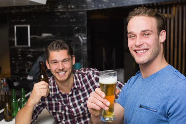 Young men drinking beer together — Stock Photo, Image