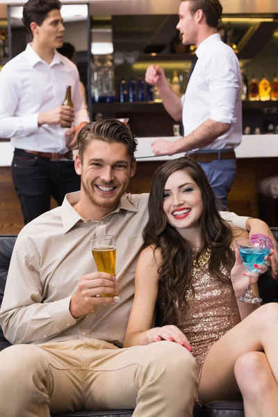 Pareja feliz tomando una copa juntos —  Fotos de Stock