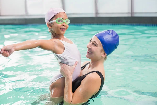 Gelukkig moeder en dochter in het zwembad — Stockfoto