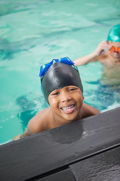 Kleine jongens lachend in zwembad — Stockfoto