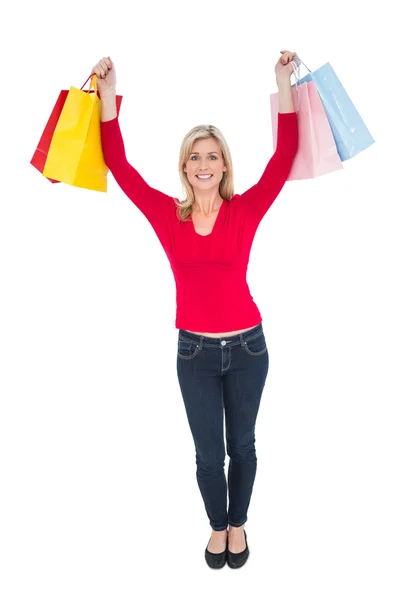 Šťastné blond hospodářství nákupní tašky — Stock fotografie