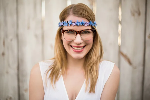 Sorrindo mulher loira vestindo óculos e headband — Fotografia de Stock
