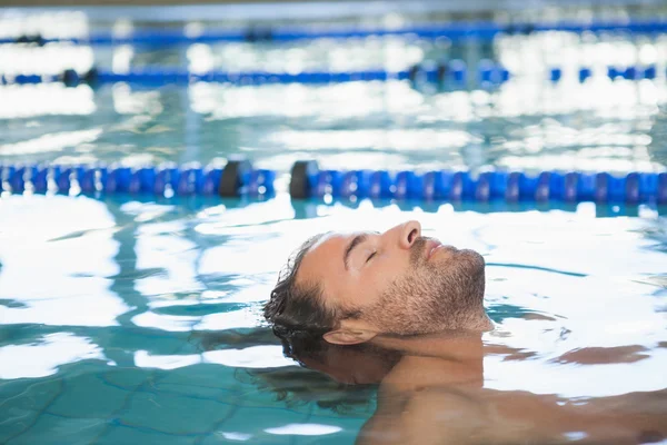 Adatta nuotatore in piscina — Foto Stock