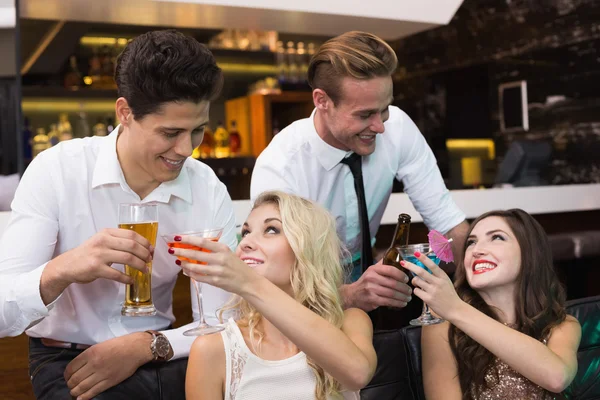 Happy vrienden heeft in een drankje samen — Stockfoto