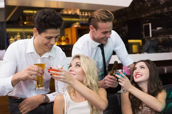 Amigos felizes tomando uma bebida juntos — Fotografia de Stock