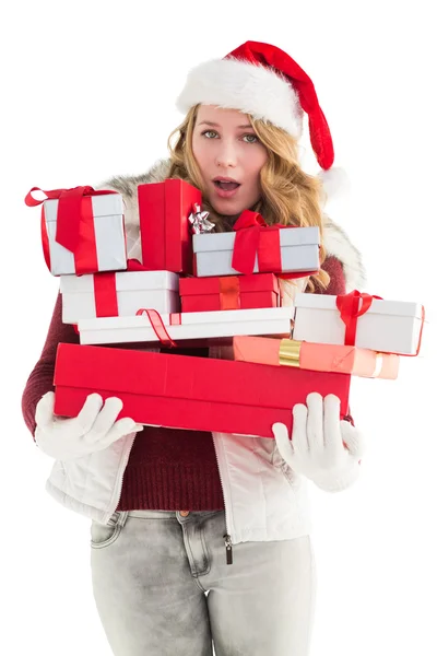 Mujer rubia en problemas sosteniendo pila de regalos — Foto de Stock