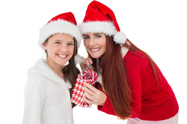 Świąteczny matka daje córka prezent — Zdjęcie stockowe