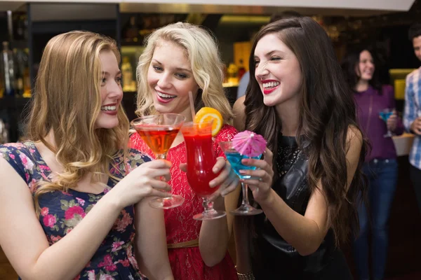 Pretty friends drinking a cocktail — Stock Photo, Image