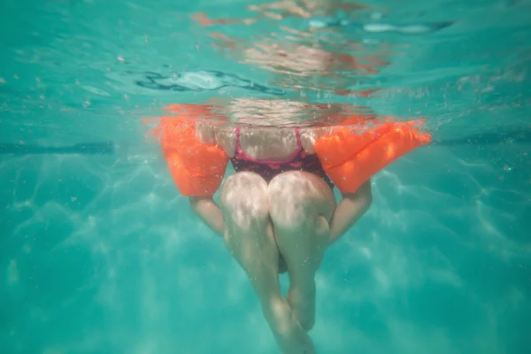 Niño lindo posando bajo el agua en la piscina — Foto de Stock