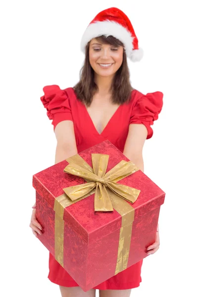 Morena festiva dando un regalo — Foto de Stock