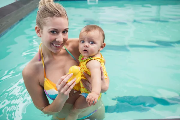 Moeder en baby bij zwembad — Stockfoto