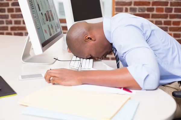 Empresário descansando cabeça no teclado do computador — Fotografia de Stock