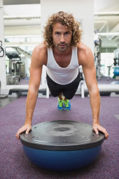 Człowiek robi trening fitness Krzyś — Zdjęcie stockowe